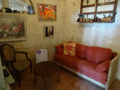 Coin salon dans l'établissement La cave de l'éperon troglodyte