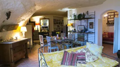 Coin salon dans l'établissement La cave de l'éperon troglodyte