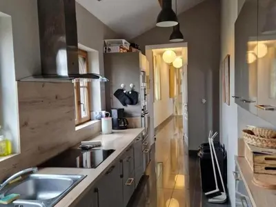 Cuisine ou kitchenette dans l'établissement Château exceptionnel avec piscine privée, spa & WiFi - FR-1-381-410