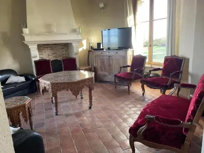 Télévision ou salle de divertissement dans l'établissement Château exceptionnel avec piscine privée, spa & WiFi - FR-1-381-410
