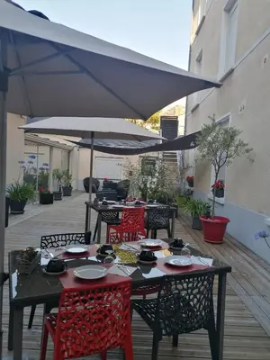 Terrasse ou espace extérieur de l'établissement Logis Hotel - Le Charleston