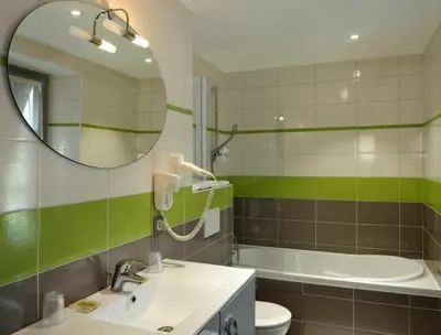 Salle de bains dans l'établissement Hôtel Auberge de la Bonde logis