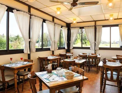 Restaurant ou autre lieu de restauration dans l'établissement Hôtel Auberge de la Bonde logis