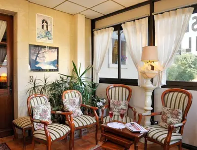 Coin salon dans l'établissement Hôtel Auberge de la Bonde logis