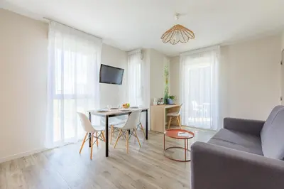Télévision ou salle de divertissement dans l'établissement Appart’City Confort Tours