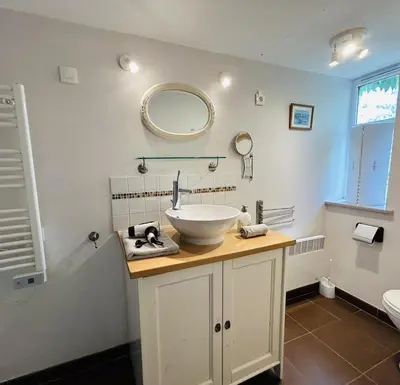 Salle de bains dans l'établissement Gîte Les Jardins de Terrefort