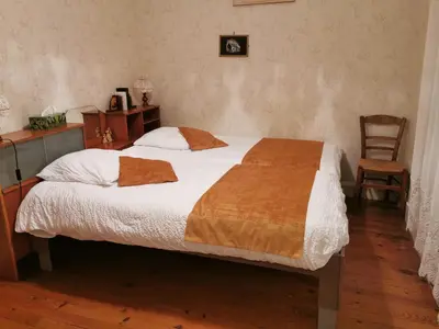 Un ou plusieurs lits dans un hébergement de l'établissement Maison restaurée - bien ensoleillée - calme