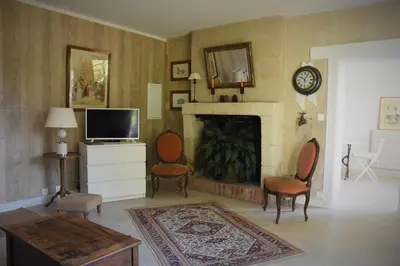 Télévision ou salle de divertissement dans l'établissement Le clos des Acanthes