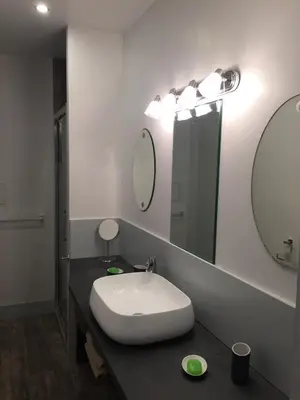 Salle de bains dans l'établissement Gite La Maison Blanche Familiale Château La Roche Racan