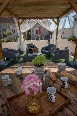 Coin salon dans l'établissement Les gîtes du Hameau des deux ailes