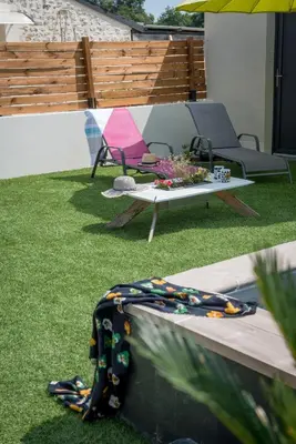 Jardin de l'établissement Les gîtes du Hameau des deux ailes
