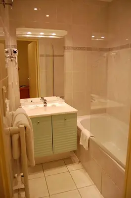 Salle de bains dans l'établissement Appart'hôtel La Suze sur Sarthe