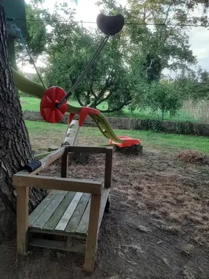 Jardin de l'établissement A la Volette, chambres d'hôtes, 2 à 6 personnes, linge et petit déjeuner inclus, jeux-cabanes pour enfants,