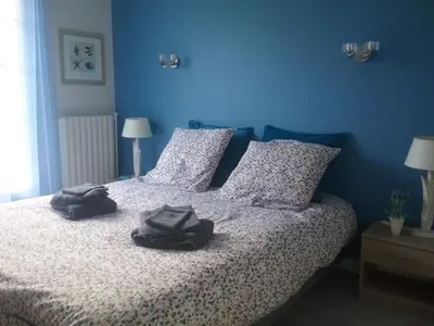 Un ou plusieurs lits dans un hébergement de l'établissement A la Volette, chambres d'hôtes, 2 à 6 personnes, linge et petit déjeuner inclus, jeux-cabanes pour enfants,