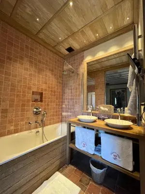 Salle de bains dans l'établissement Hôtel du Château du Rivau