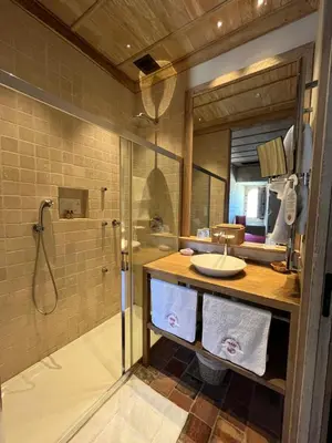 Salle de bains dans l'établissement Hôtel du Château du Rivau