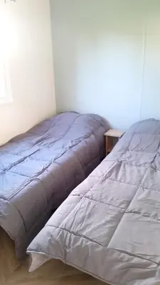 Un ou plusieurs lits dans un hébergement de l'établissement Bungalow charmant à Onzain avec vue sur jardin