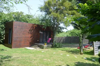 Jardin de l'établissement Au Coeur du Bien-Etre, chalet avec piscine chauffée et couverte, SPA, sauna, massages