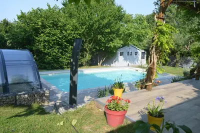Piscine de l'établissement Au Coeur du Bien-Etre, chalet avec piscine chauffée et couverte, SPA, sauna, massages ou située à proximité