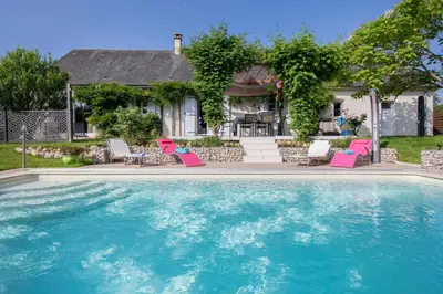 Piscine de l'établissement Au Coeur du Bien-Etre, chalet avec piscine chauffée et couverte, SPA, sauna, massages ou située à proximité
