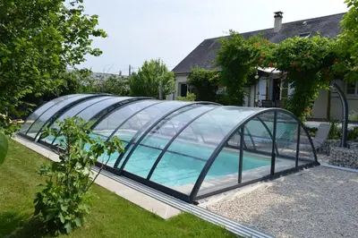 Piscine de l'établissement Au Coeur du Bien-Etre, chalet avec piscine chauffée et couverte, SPA, sauna, massages ou située à proximité