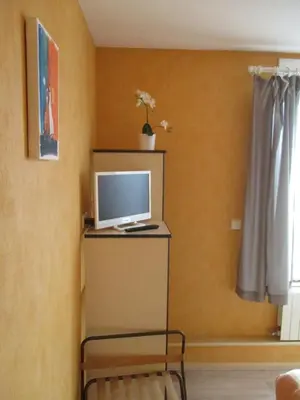 Télévision ou salle de divertissement dans l'établissement Auberge 