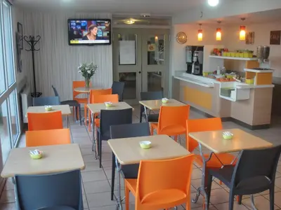 Coin salon dans l'établissement ibis budget Châtellerault Nord