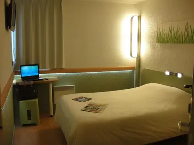 Télévision ou salle de divertissement dans l'établissement ibis budget Châtellerault Nord