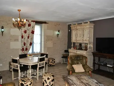 Télévision ou salle de divertissement dans l'établissement Gîte familial confortable dans un ancien moulin avec jardin - FR-1-381-6