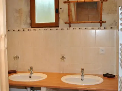 Salle de bains dans l'établissement Maison 18e siècle à Azay-le-Rideau, jardin, wifi, proche nature - FR-1-381-20