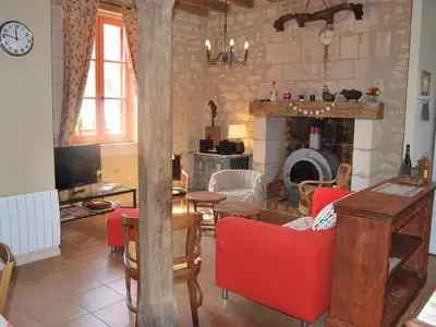 Coin salon dans l'établissement Gîte Tourangeau près de Loches avec Cheminée et Jardin - FR-1-381-40