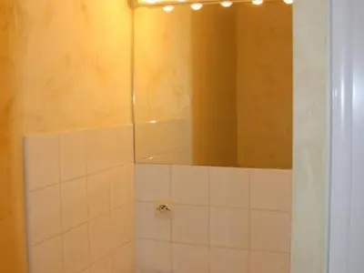 Salle de bains dans l'établissement Gîte rural proche châteaux, animaux bienvenus, grand jardin - FR-1-381-68
