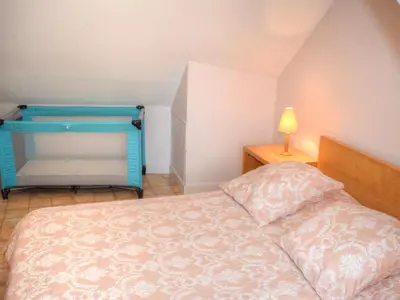 Un ou plusieurs lits dans un hébergement de l'établissement Charmant gîte à Montrésor avec jardin et équipement bébé - FR-1-381-72