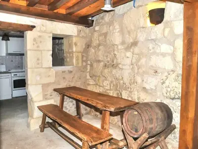 Cuisine ou kitchenette dans l'établissement Gîte Médiéval Croglodytique à Loches avec Animaux Acceptés - FR-1-381-162