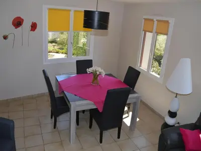 Télévision ou salle de divertissement dans l'établissement Charmant gîte à Vouvray avec 2 chambres et jardin - FR-1-381-167