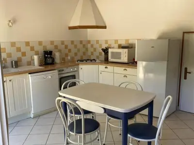 Cuisine ou kitchenette dans l'établissement Le Pressoir de Galisson: Gîte Authentique en Touraine avec Jardin et Wifi - FR-1-381-169