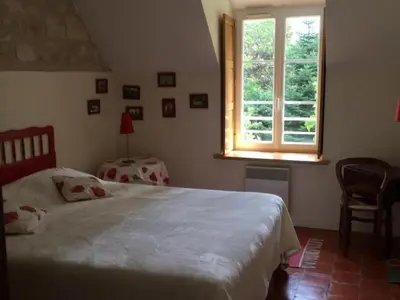 Un ou plusieurs lits dans un hébergement de l'établissement Gîte de charme dans la forêt de Chinon avec jardin clos - FR-1-381-188