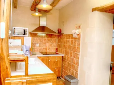 Cuisine ou kitchenette dans l'établissement Gîte L'Orée du Bois : Charme Rural & Animaux Admis - FR-1-381-200