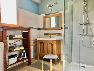 Salle de bains dans l'établissement Gîte L'Orée du Bois : Charme Rural & Animaux Admis - FR-1-381-200