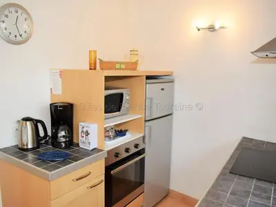 Cuisine ou kitchenette dans l'établissement Gîte cosy en tuffeau, rénové, au cœur de la Touraine, proche châteaux, cour privative, vélos, non-fumeur - FR-1-381-209