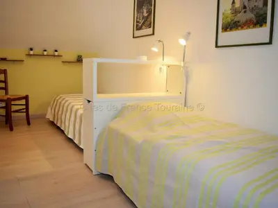 Un ou plusieurs lits dans un hébergement de l'établissement Gîte cosy en tuffeau, rénové, au cœur de la Touraine, proche châteaux, cour privative, vélos, non-fumeur - FR-1-381-209