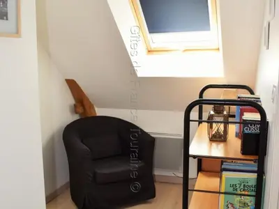 Coin salon dans l'établissement Gîte cosy en tuffeau, rénové, au cœur de la Touraine, proche châteaux, cour privative, vélos, non-fumeur - FR-1-381-209