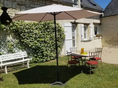 Jardin de l'établissement Gîte cosy en tuffeau, rénové, au cœur de la Touraine, proche châteaux, cour privative, vélos, non-fumeur - FR-1-381-209