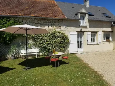 Jardin de l'établissement Gîte cosy en tuffeau, rénové, au cœur de la Touraine, proche châteaux, cour privative, vélos, non-fumeur - FR-1-381-209
