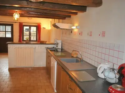 Cuisine ou kitchenette dans l'établissement Gîte 18e avec piscine, jardin et équipements inclus, près des Châteaux de la Loire - FR-1-381-212