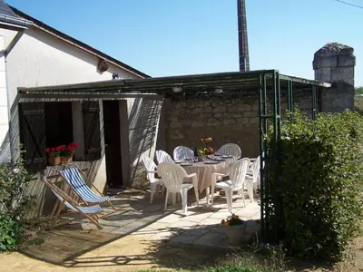 Terrasse ou espace extérieur de l'établissement Gîte 18e avec piscine, jardin et équipements inclus, près des Châteaux de la Loire - FR-1-381-212