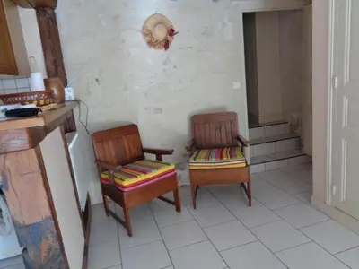 Coin salon dans l'établissement Maison tourangelle restaurée, 3 chambres, jardin clos, village viticole, proche loisirs et équipements bébé - FR-1-381-236