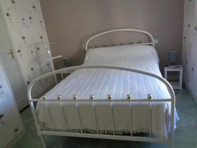 Un ou plusieurs lits dans un hébergement de l'établissement Maison tourangelle restaurée, 3 chambres, jardin clos, village viticole, proche loisirs et équipements bébé - FR-1-381-236