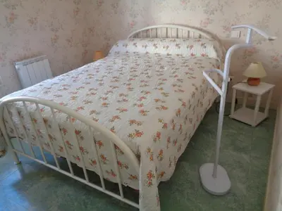Un ou plusieurs lits dans un hébergement de l'établissement Maison tourangelle restaurée, 3 chambres, jardin clos, village viticole, proche loisirs et équipements bébé - FR-1-381-236