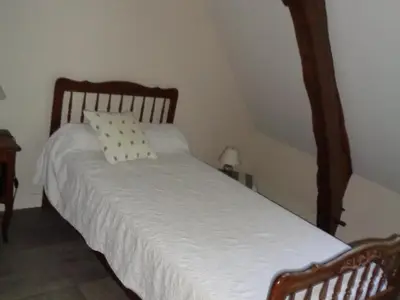 Un ou plusieurs lits dans un hébergement de l'établissement Maison tourangelle restaurée, 3 chambres, jardin clos, village viticole, proche loisirs et équipements bébé - FR-1-381-236